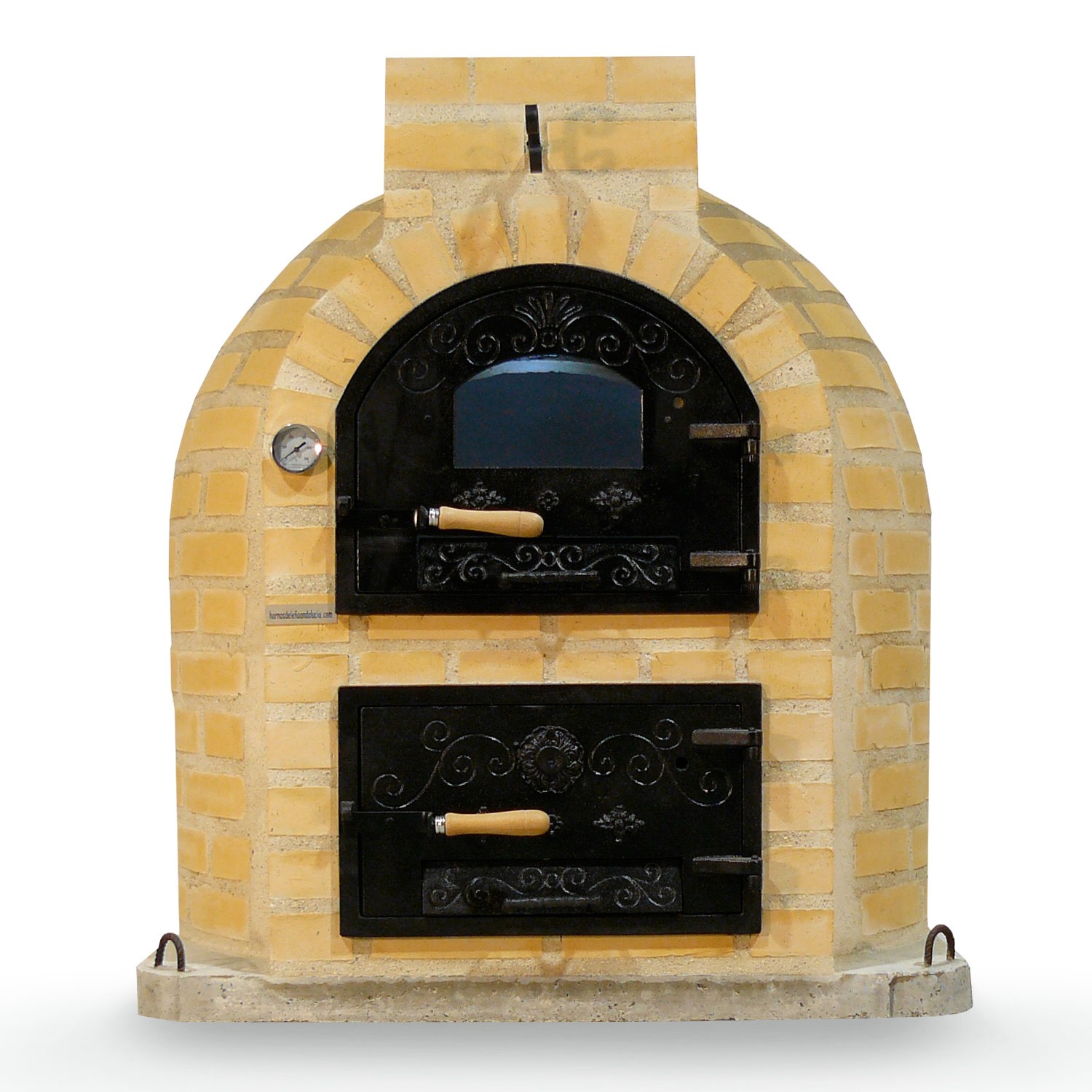 Horno de leña artesanal construido en el exterior con la puerta abierta y  fuego en el interior